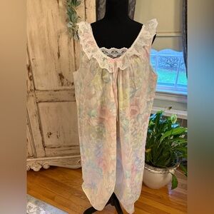 Vintage Lorraine nightgown/ housecoat, floral w/lace detail. Large. Granny-core